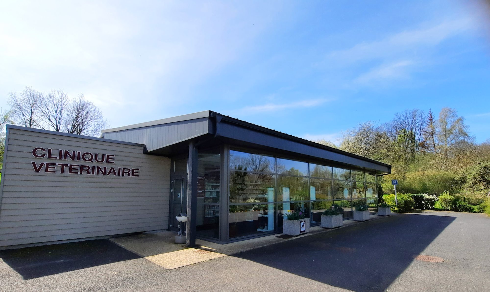 La Clinique Vétérinaire des Éoliennes à Blâmont, vue depuis le parking